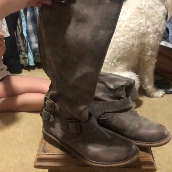 Shoes - Picture 2 of 3